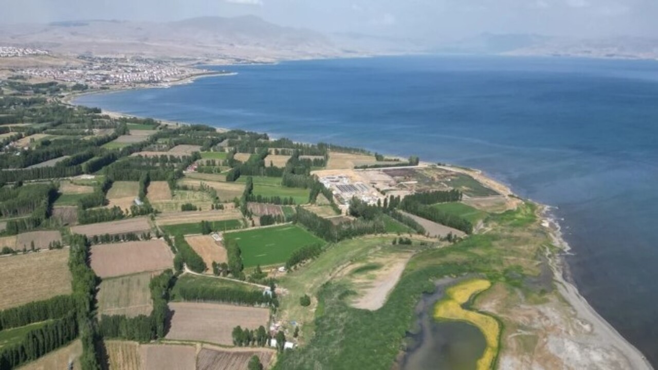 Foto - Kuraklık o gölü vurdu! Eskiden tekne ile geçiyorlardı şimdi yürüyerek