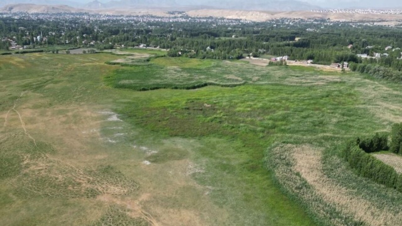 Foto - Kuraklık o gölü vurdu! Eskiden tekne ile geçiyorlardı şimdi yürüyerek