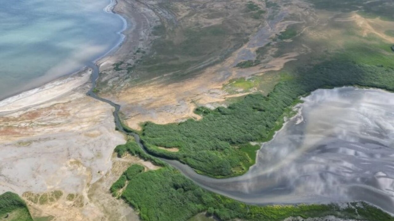 Foto - Kuraklık o gölü vurdu! Eskiden tekne ile geçiyorlardı şimdi yürüyerek