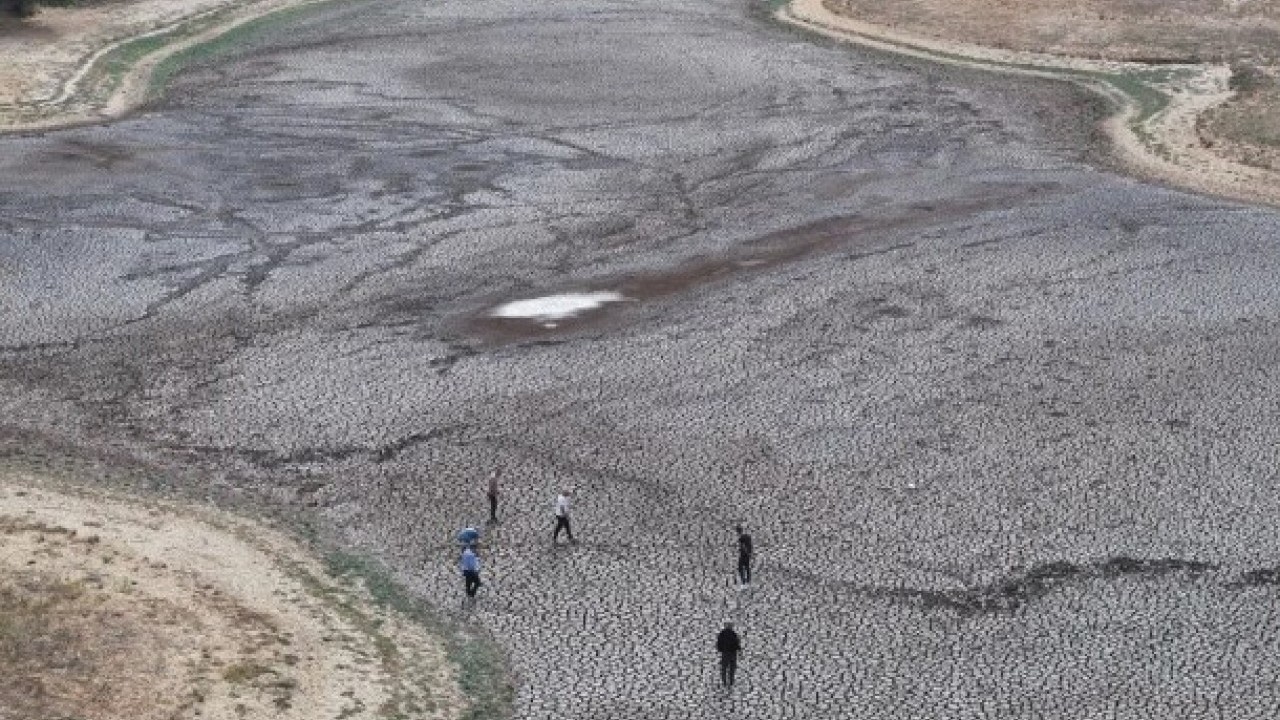 Foto - Kuraklık su kaynaklarını bitiriyor! O gölet tamamen kurudu