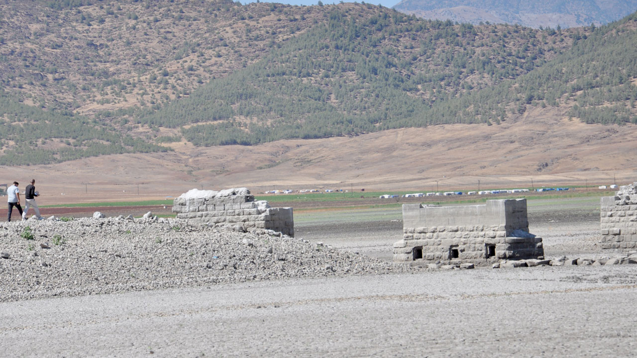 Foto - Kuraklık Tahtaköprü Barajı’nı vurdu! Hicaz Demir Yolu yeniden ortaya çıktı