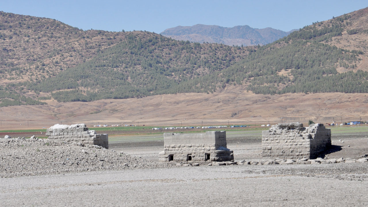 Foto - Kuraklık Tahtaköprü Barajı’nı vurdu! Hicaz Demir Yolu yeniden ortaya çıktı