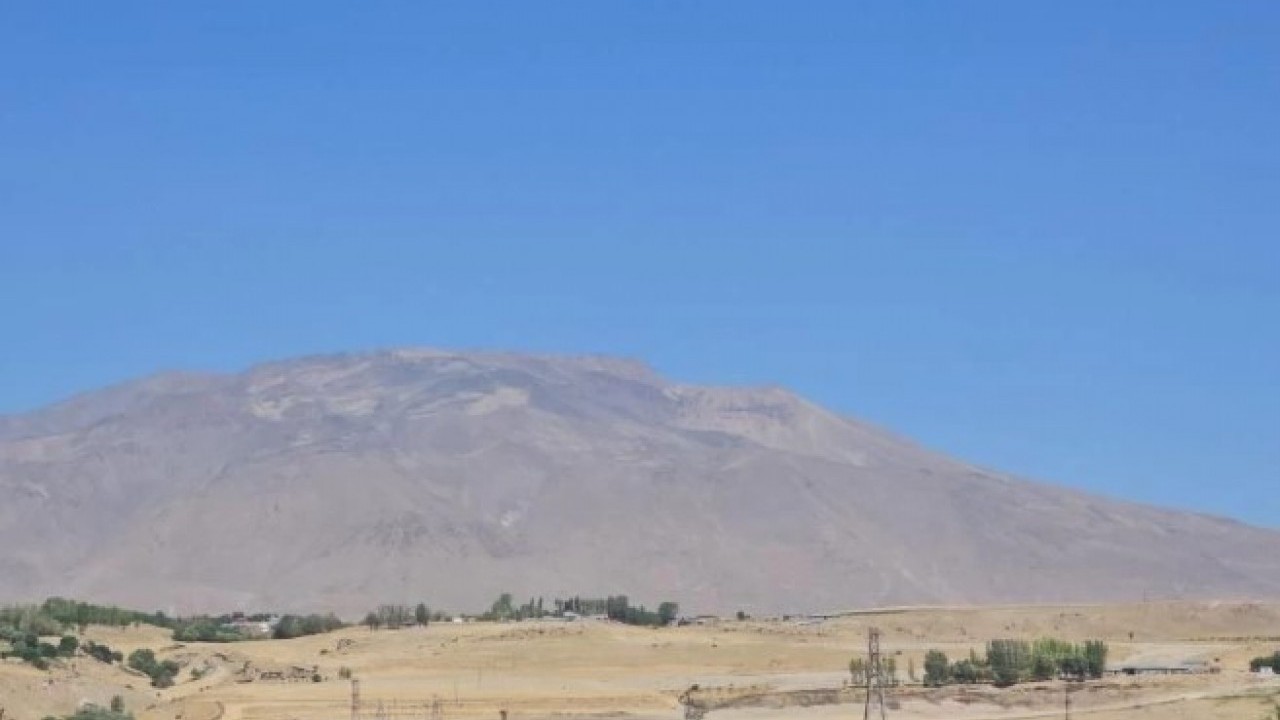 Foto - Kuraklık Türkiye’nin en büyük üçüncü dağını da vurdu! Aşırı sıcaklar zirvedeki karı eritti