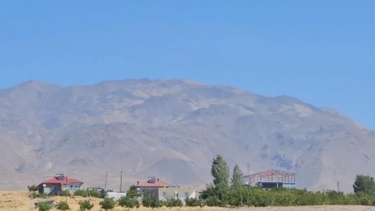 Foto - Kuraklık Türkiye’nin en büyük üçüncü dağını da vurdu! Aşırı sıcaklar zirvedeki karı eritti