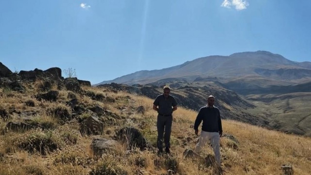 Foto - Kuraklık Türkiye’nin en büyük üçüncü dağını da vurdu! Aşırı sıcaklar zirvedeki karı eritti