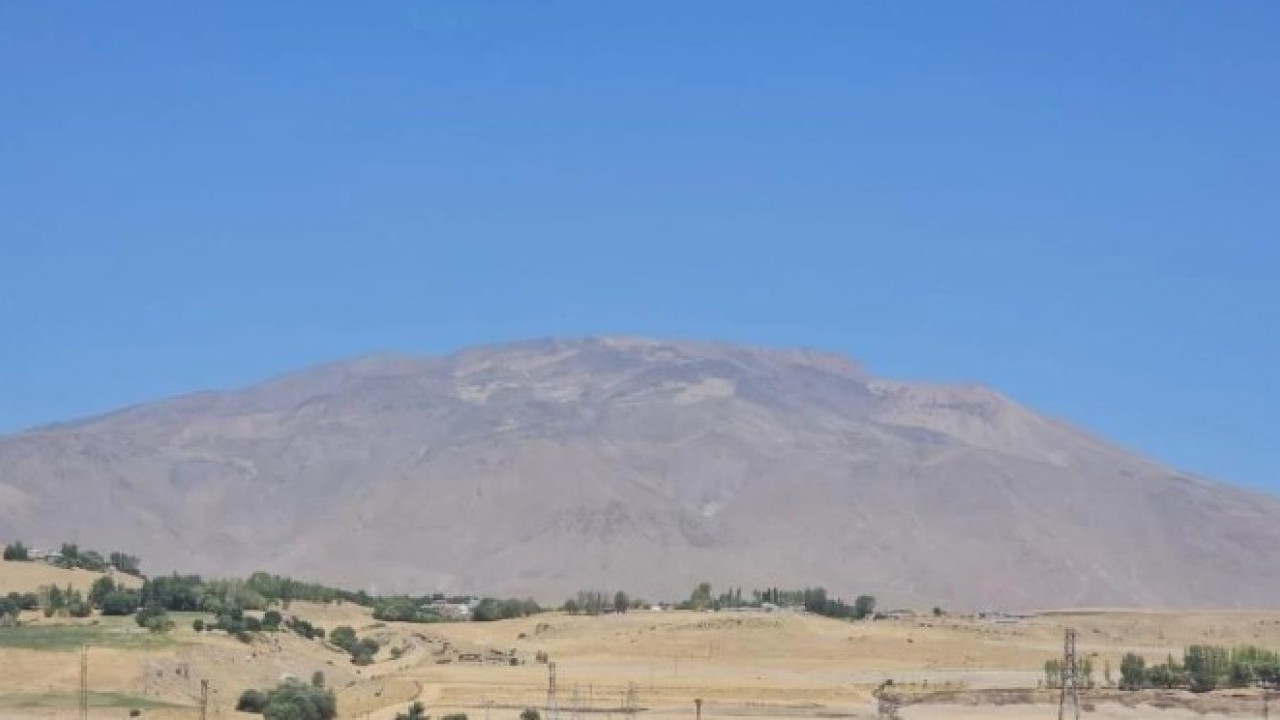 Kuraklık Türkiye’nin en büyük üçüncü dağını da vurdu! Aşırı sıcaklar zirvedeki karı eritti