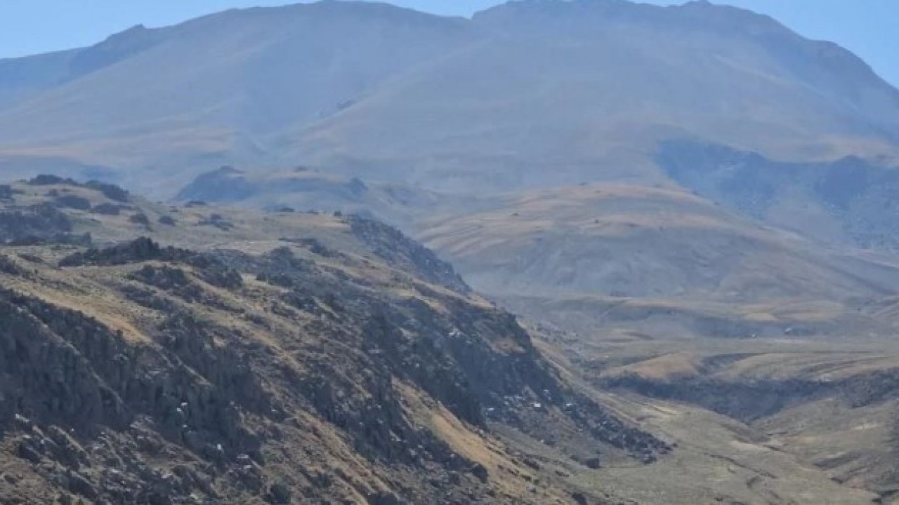 Foto - Kuraklık Türkiye’nin en büyük üçüncü dağını da vurdu! Aşırı sıcaklar zirvedeki karı eritti