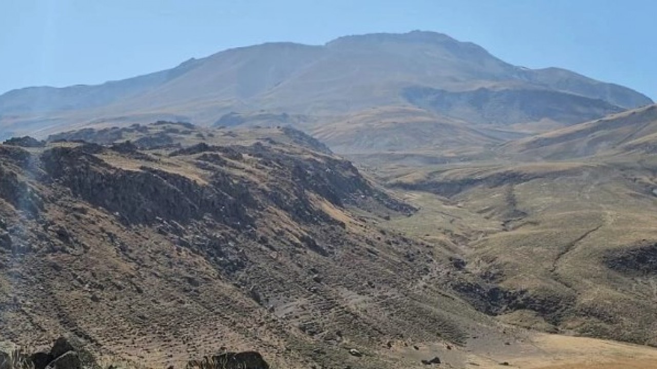 Foto - Kuraklık Türkiye’nin en büyük üçüncü dağını da vurdu! Aşırı sıcaklar zirvedeki karı eritti