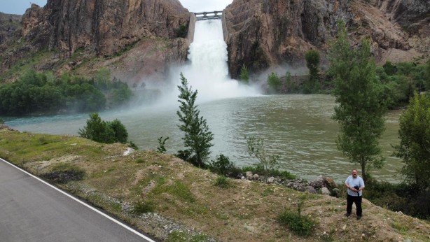 Foto - Kuraklıkla boğuşan baraj dolup taşınca boşaltıldı!