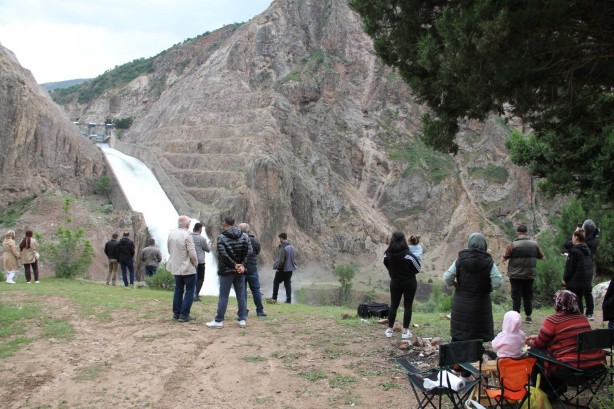 Foto - Kuraklıkla boğuşan baraj dolup taşınca boşaltıldı!