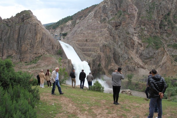 Foto - Kuraklıkla boğuşan baraj dolup taşınca boşaltıldı!
