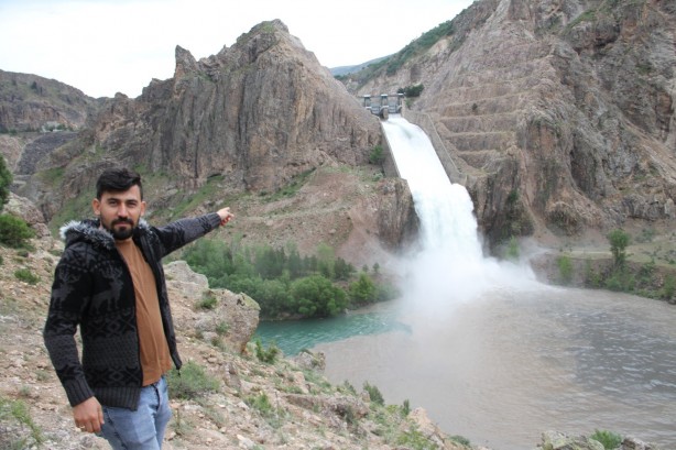 Foto - Kuraklıkla boğuşan baraj dolup taşınca boşaltıldı!