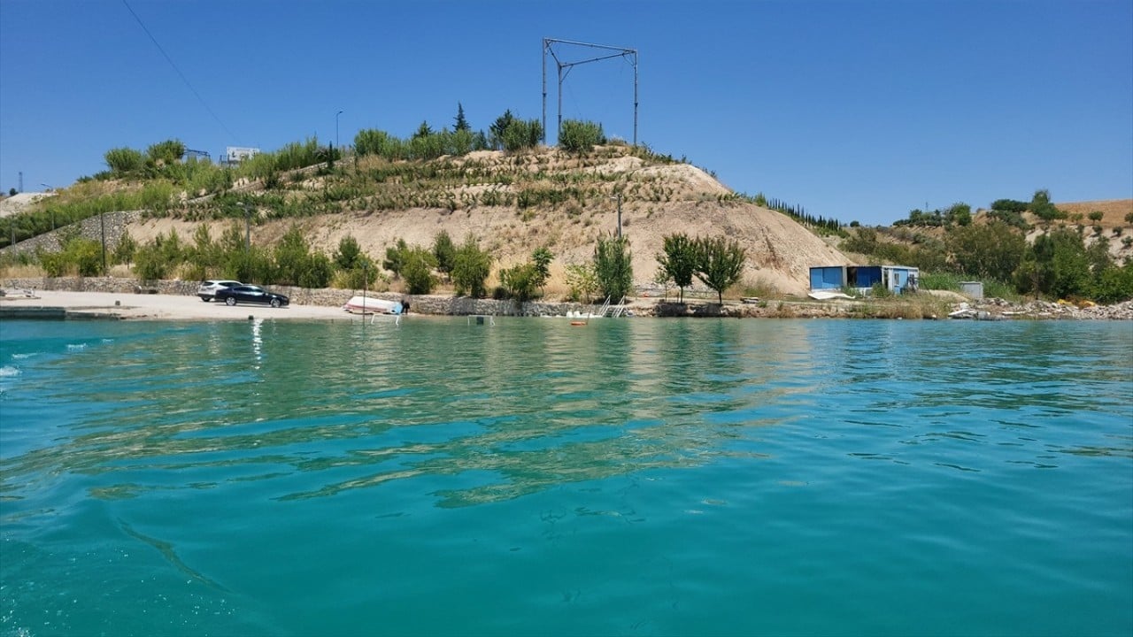 Kuraklıkla ortaya çıkan adacıklar suya gömüldü