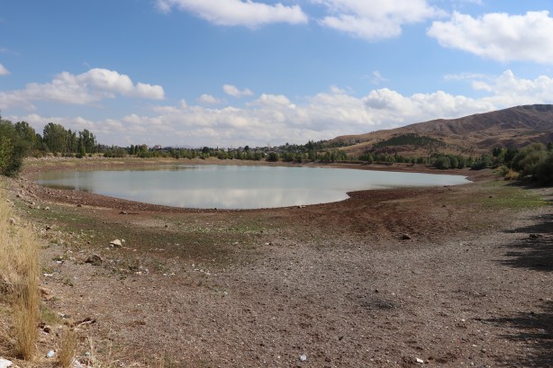 Foto - Kuraklıktan etkilenen Serpincik Göleti'nin suyu çekildi