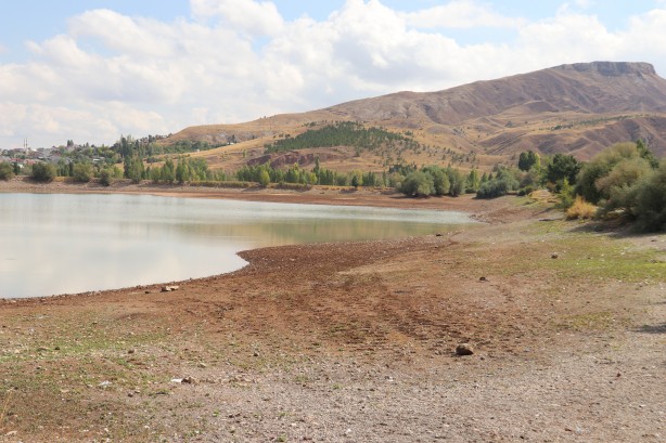Foto - Kuraklıktan etkilenen Serpincik Göleti'nin suyu çekildi