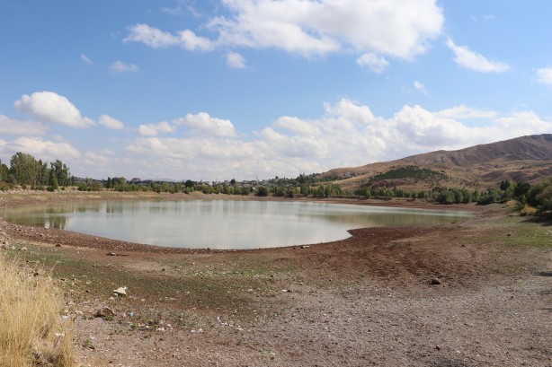 Foto - Kuraklıktan etkilenen Serpincik Göleti'nin suyu çekildi