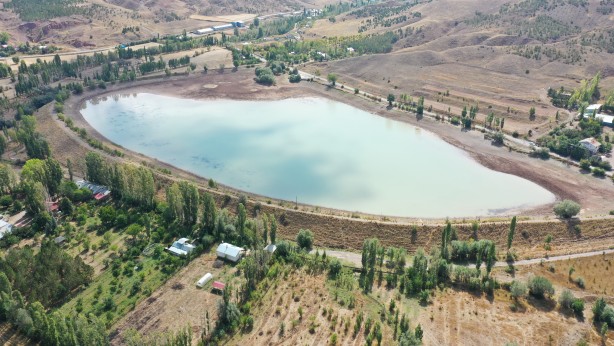 Foto - Kuraklıktan etkilenen Serpincik Göleti'nin suyu çekildi