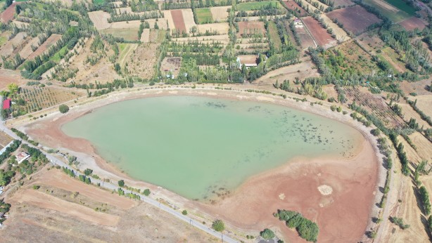Foto - Kuraklıktan etkilenen Serpincik Göleti'nin suyu çekildi