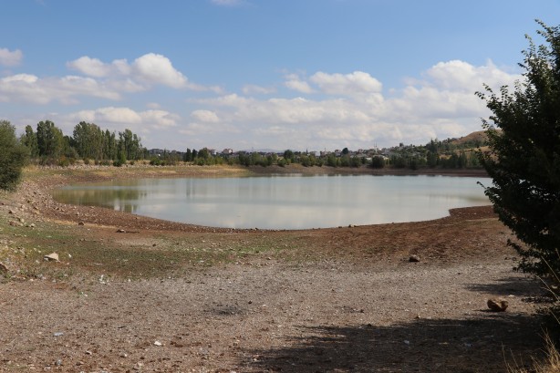 Foto - Kuraklıktan etkilenen Serpincik Göleti'nin suyu çekildi
