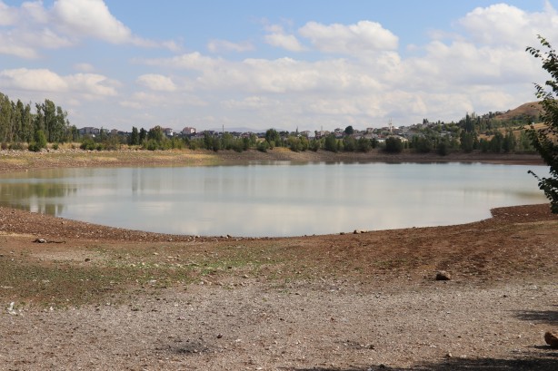 Foto - Kuraklıktan etkilenen Serpincik Göleti'nin suyu çekildi