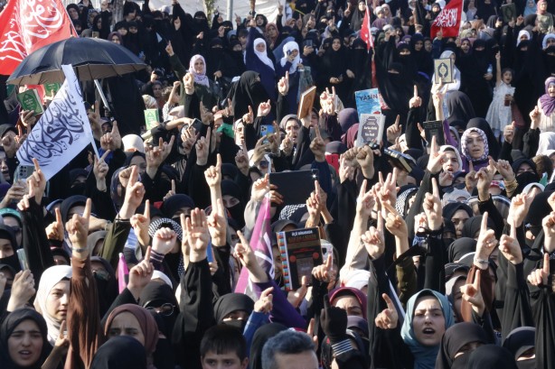 Foto - Kur'an-ı Kerim'e saygı mitingi! Binlerce kişi saldırıları protesto etti
