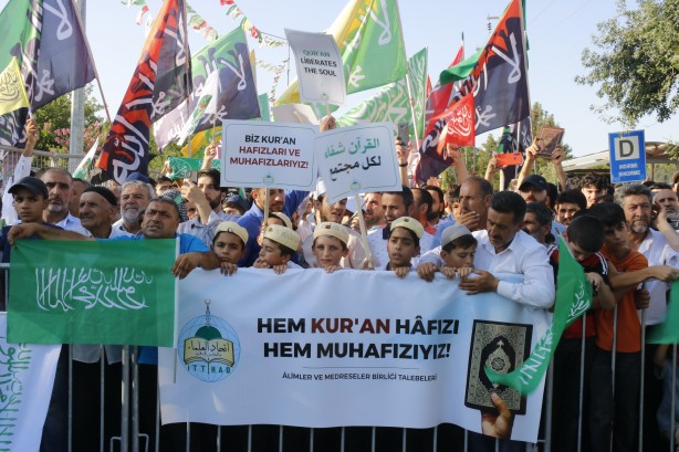 Foto - Kur'an-ı Kerim'e saygı mitingi! Binlerce kişi saldırıları protesto etti