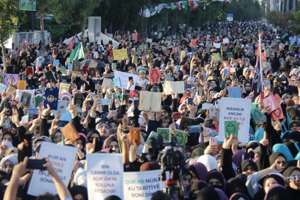 Foto - Kur'an-ı Kerim'e saygı mitingi! Binlerce kişi saldırıları protesto etti