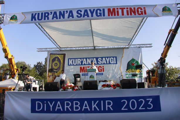 Foto - Kur'an-ı Kerim'e saygı mitingi! Binlerce kişi saldırıları protesto etti