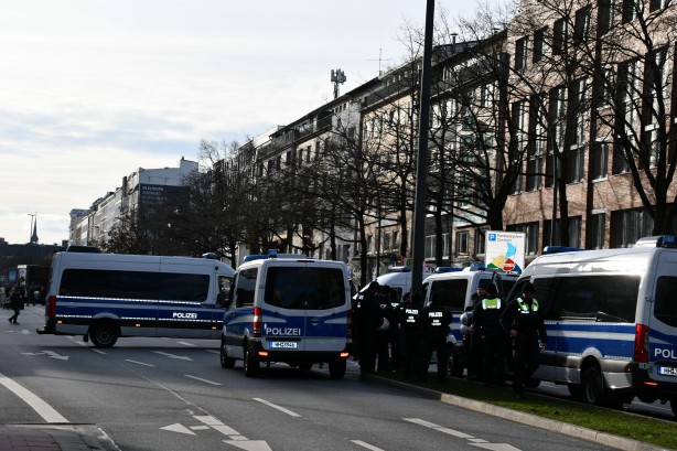Foto - Kur'an-ı Kerim’in yakılması Avrupa ülkesini sokaklara döktü! Binlerce kişi katıldı