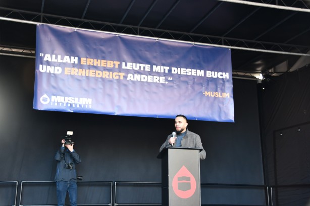 Foto - Kur'an-ı Kerim’in yakılması Avrupa ülkesini sokaklara döktü! Binlerce kişi katıldı