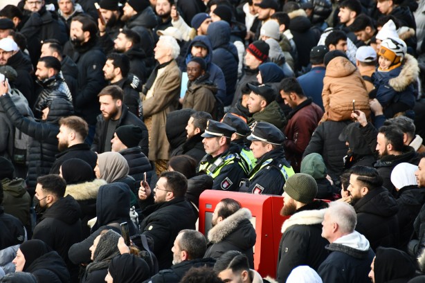 Kur'an-ı Kerim’in yakılması Avrupa ülkesini sokaklara döktü! Binlerce kişi katıldı
