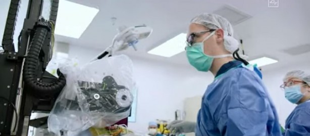 Foto - Küreselciler insanlığı robotlaştırmak için iş başında! Ve Elon Musk çipi tanıttı