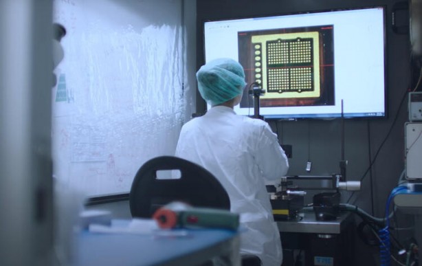 Foto - Küreselciler insanlığı robotlaştırmak için iş başında! Ve Elon Musk çipi tanıttı