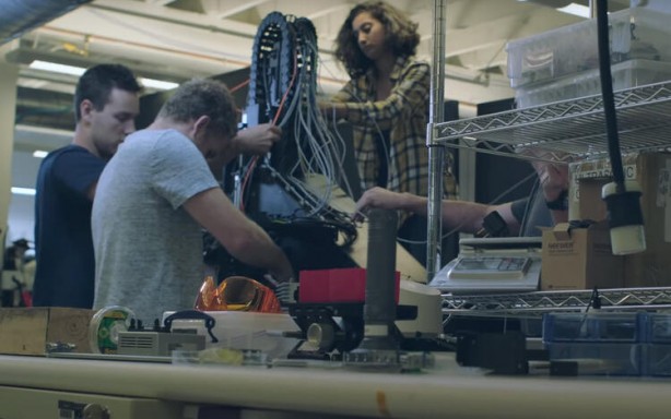 Foto - Küreselciler insanlığı robotlaştırmak için iş başında! Ve Elon Musk çipi tanıttı