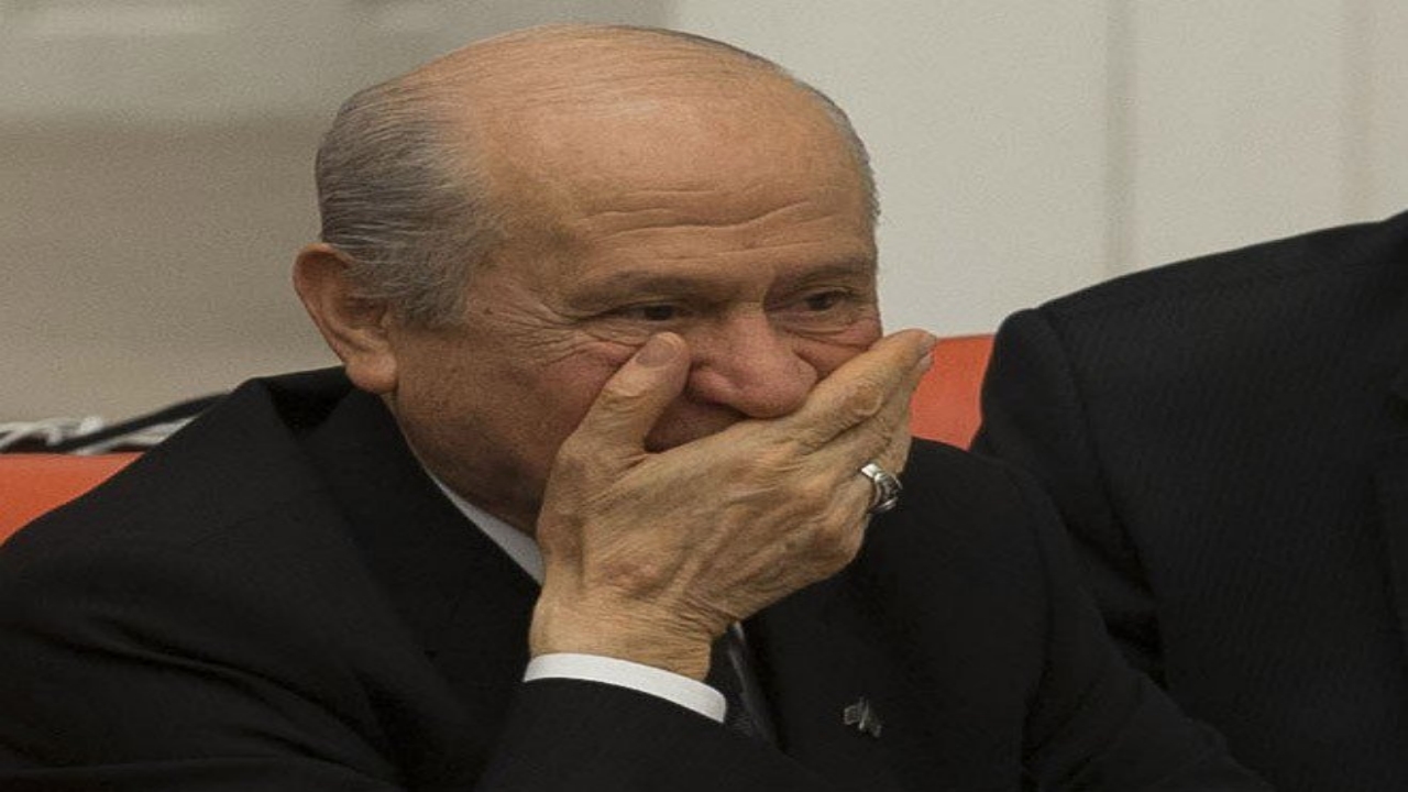 Kurt siyasetçinin verdiği cevap olay oldu! İşte çok fazla gülmeyen Bahçeli’ye bile kahkaha attıran soru
