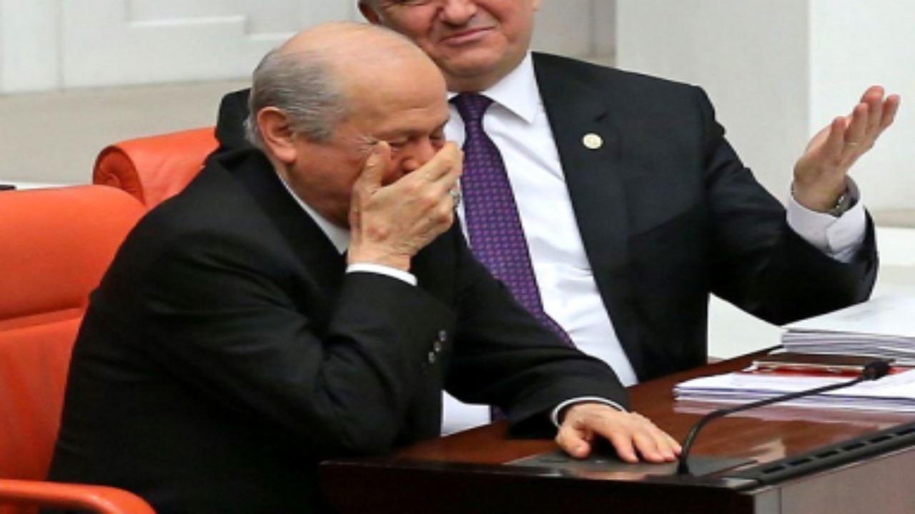 Foto - Kurt siyasetçinin verdiği cevap olay oldu! İşte çok fazla gülmeyen Bahçeli’ye bile kahkaha attıran soru