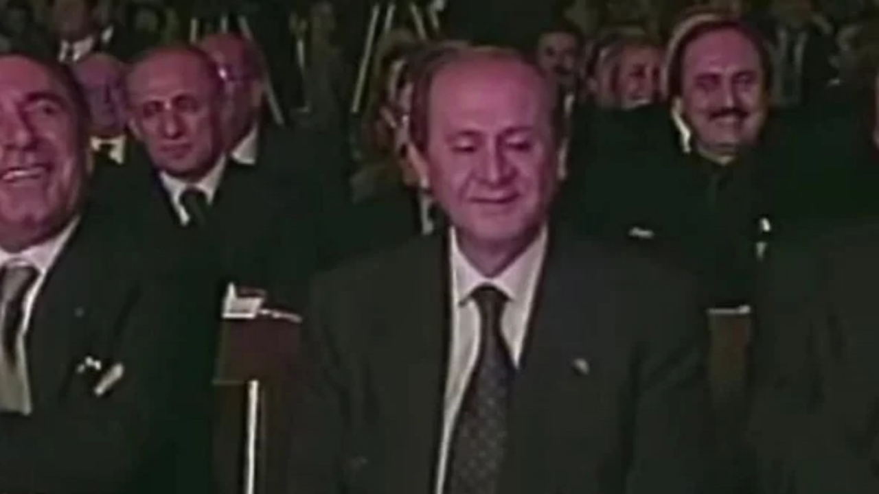 Foto - Kurt siyasetçinin verdiği cevap olay oldu! İşte çok fazla gülmeyen Bahçeli’ye bile kahkaha attıran soru