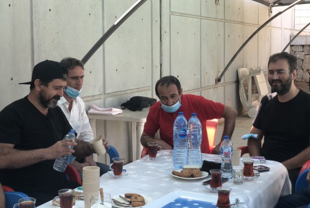 Foto - Kurtarılan Türkler büyükelçilikte