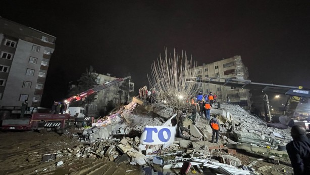Kurtarma çalışmaları gece de devam ediyor