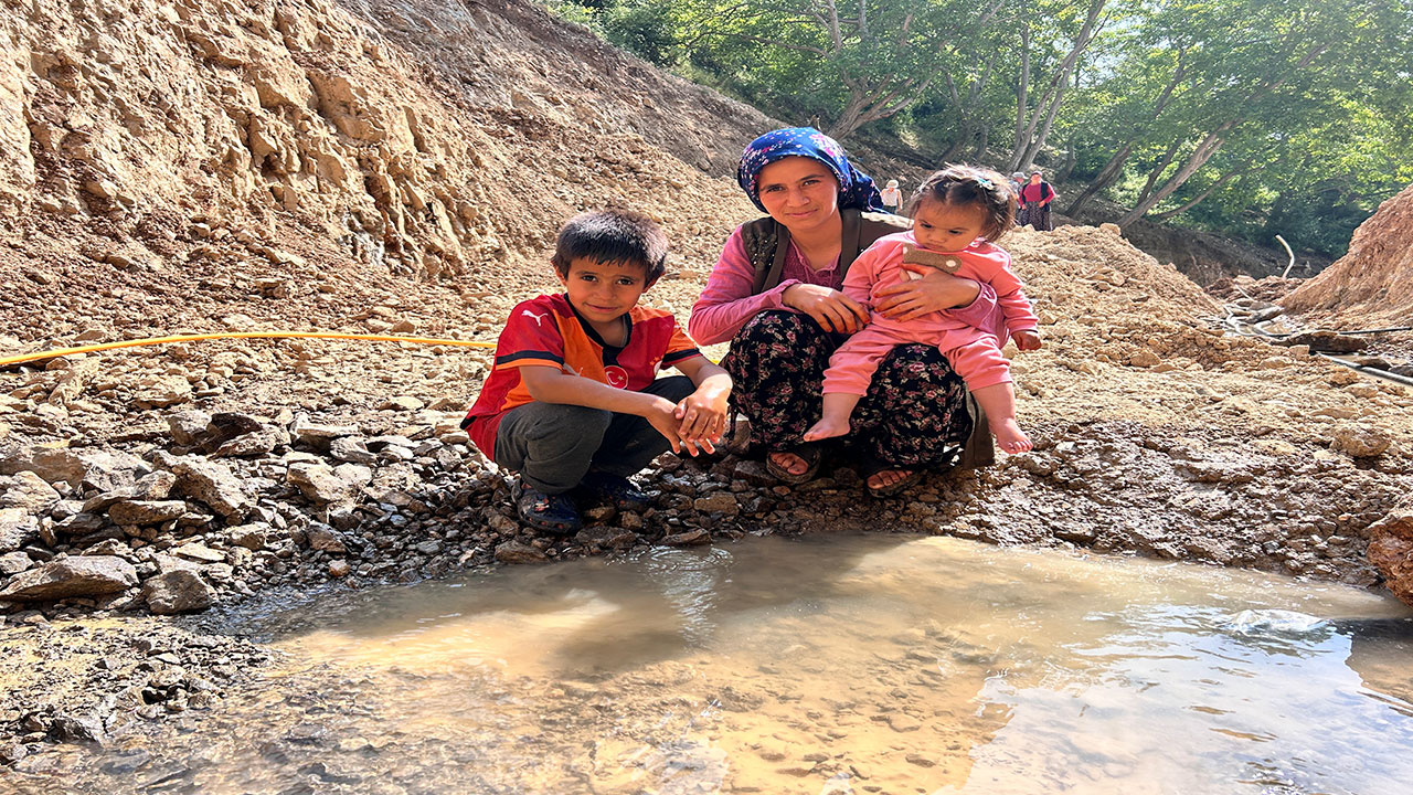 Foto - Kuruyan kuyudan iki yıl sonra fışkırdı: Halk inanamıyor, iki kez kurban kesildi