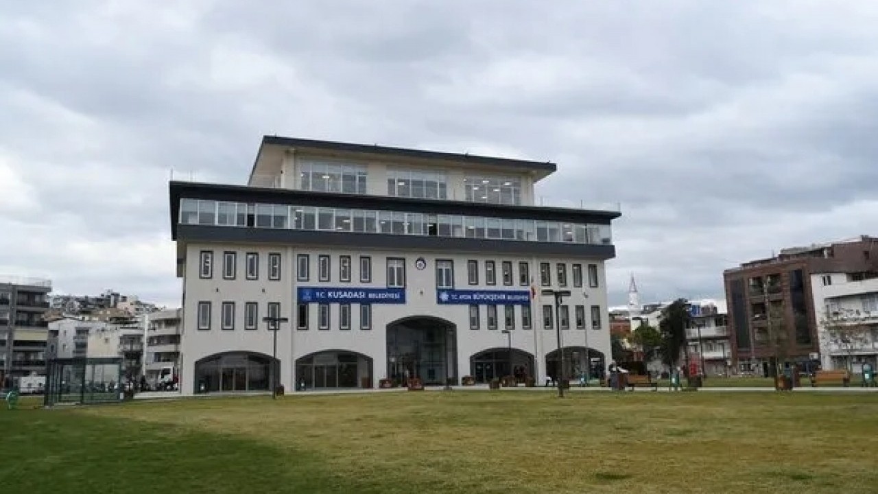 Foto - Kuşadası çalkalanıyor! CHP'li Bülent Tezcan belediyeyi aile şirketine çevirmiş!