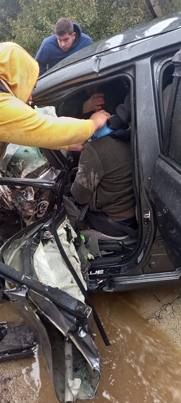 Foto - Kuşadası'nda feci kaza! Kafa kafaya çarpıştılar