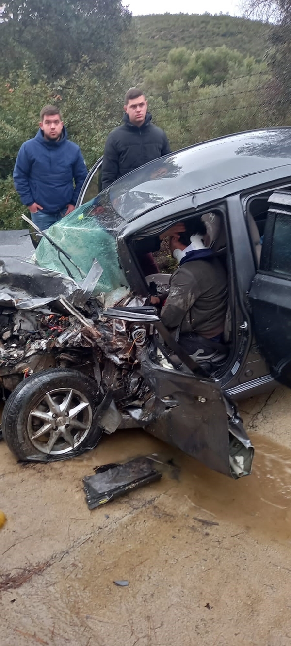 Foto - Kuşadası'nda feci kaza! Kafa kafaya çarpıştılar