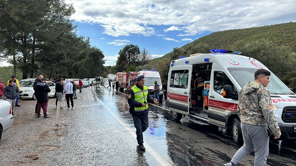 Foto - Kuşadası'nda feci kaza! Kafa kafaya çarpıştılar