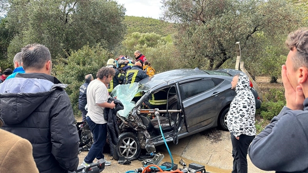 Kuşadası'nda feci kaza! Kafa kafaya çarpıştılar