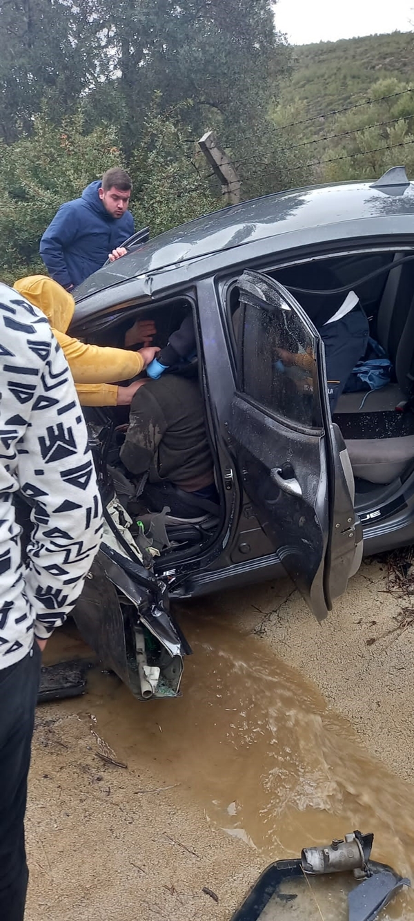 Foto - Kuşadası'nda feci kaza! Kafa kafaya çarpıştılar