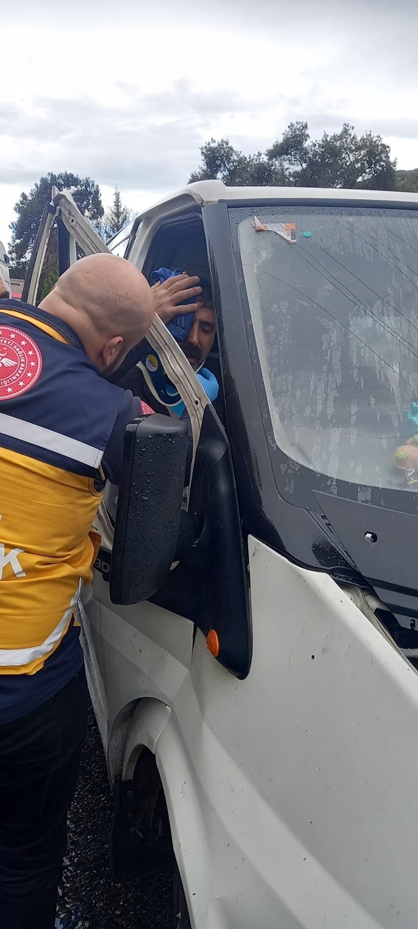 Foto - Kuşadası'nda feci kaza! Kafa kafaya çarpıştılar