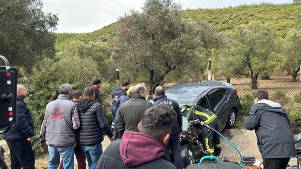 Foto - Kuşadası'nda feci kaza! Kafa kafaya çarpıştılar