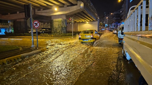 Foto - Kuşadası'nda sağanak yağış! 10 dakikada yollar göle döndü