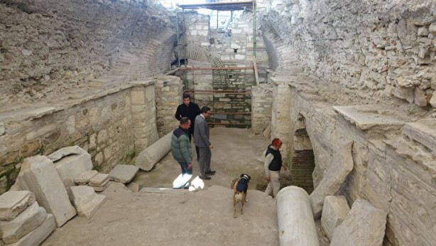 Kuşadası'nda tarihi keşif! Su kanalı diye kazdılar, içinden çıkan herkesi şok etti